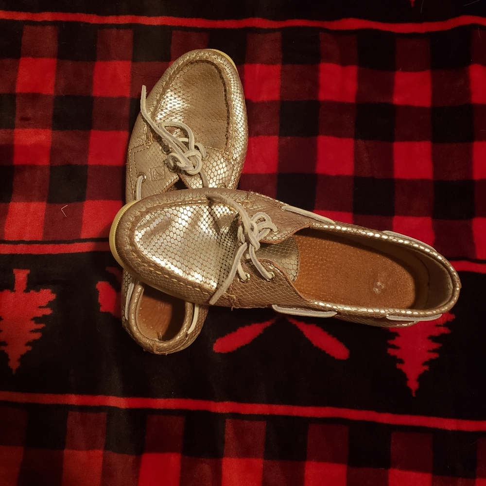 SPERRY-Metallic gold with snake skin embossing